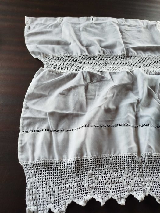 Uma cortina de tecido com renda