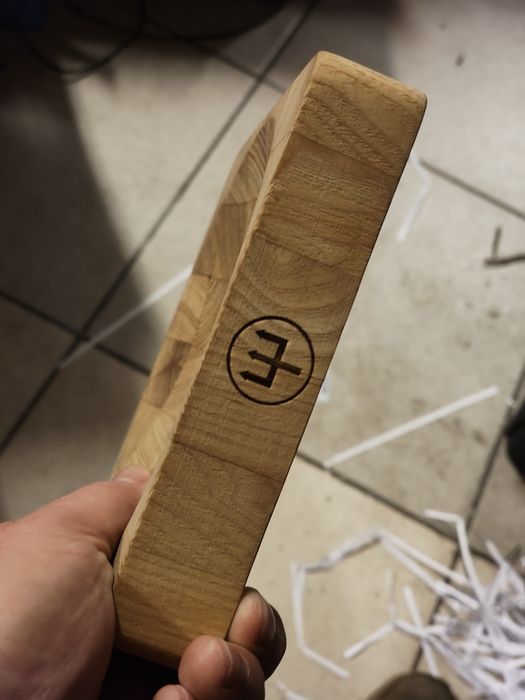 Wklęsła deska do krojenia firmowa.