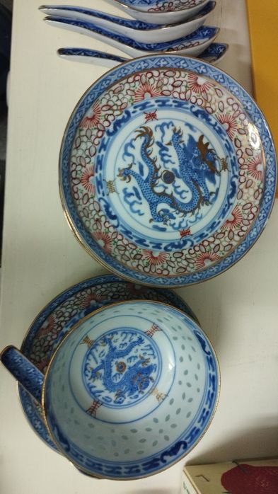 Taças pratos e colheres de porcelana chinesa