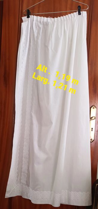 Cortinado bege com flores