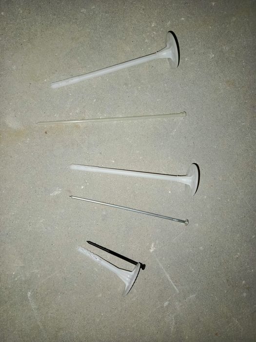 Kołki/ dyble do mocowania styropianuu