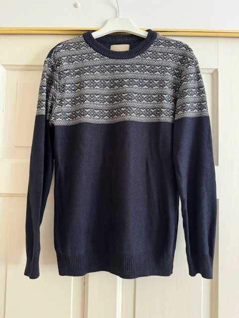 Sweter męski S Bershka granatow-obiały we wzór z przodu