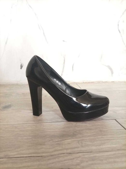 Жіночу туфлі на підборах