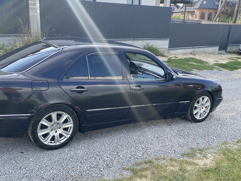 Мерседес Бенс Е210.