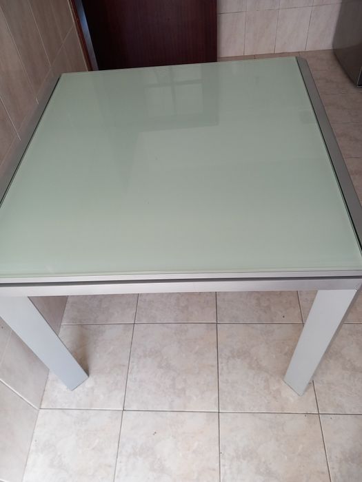 Mesa de cozinha e 4 cadeiras