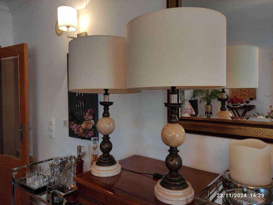 Dois candeeiros de mesa