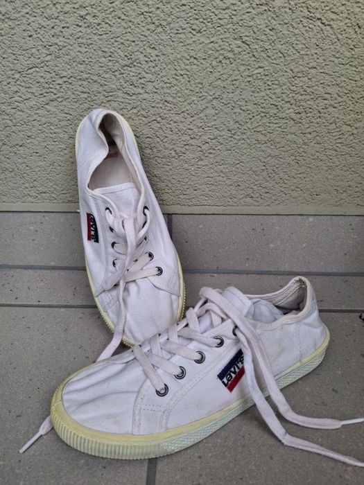 Białe trampki Levi's 40