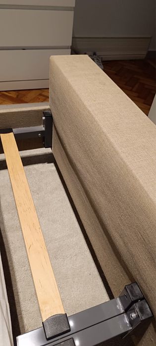 Estrutura de cama de casal em linho