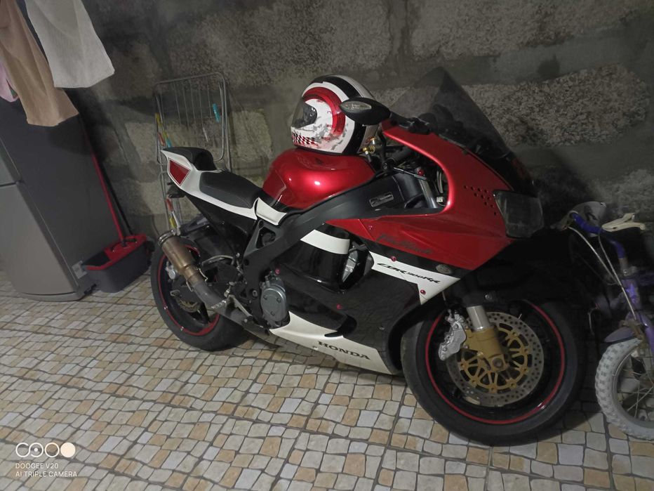 Honda 900 RR em bom estado