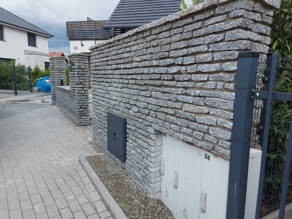 Murki, ogrodzenia, opaski, kamień granit, szarogłazowy. Bramy furtki