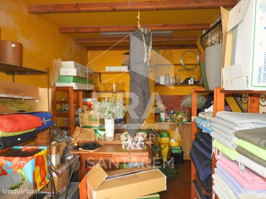 Prédio com 2 Lojas + Apartamento T1