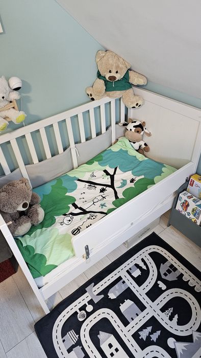 Łóżeczko niemowlęce i komoda przewijak