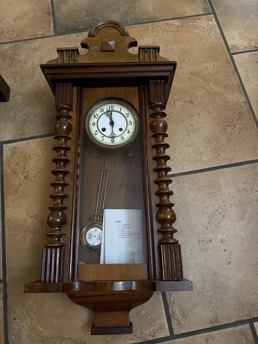 Stylowy zegat ścienny nakręcany