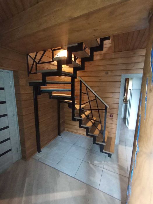 Сходи на замовлення металеві каркаси дерев'яні сходинки