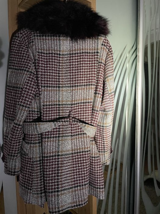 Трендове демі пальто з хутряним коміром