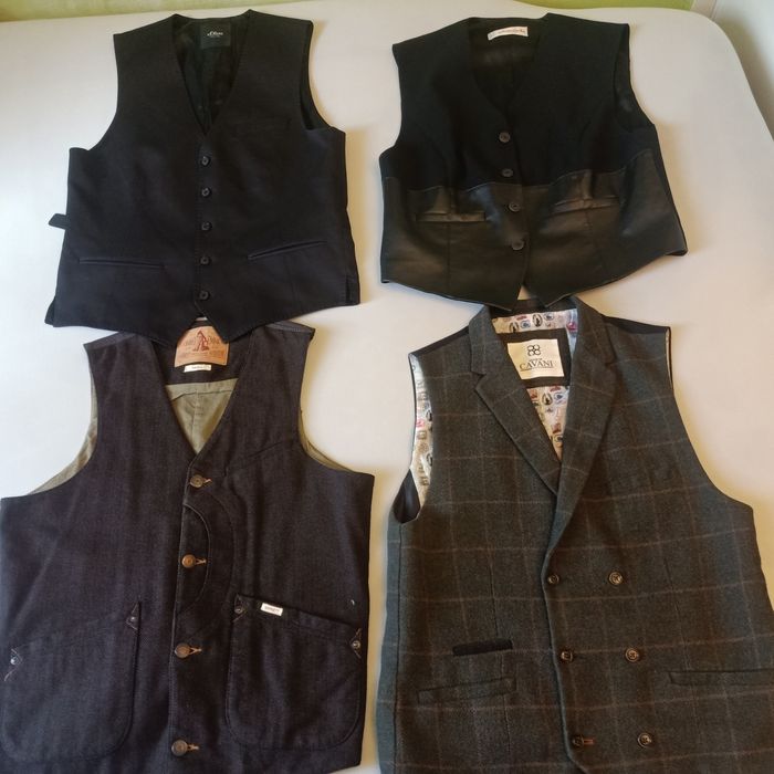 4 kamizelki różnej marki.