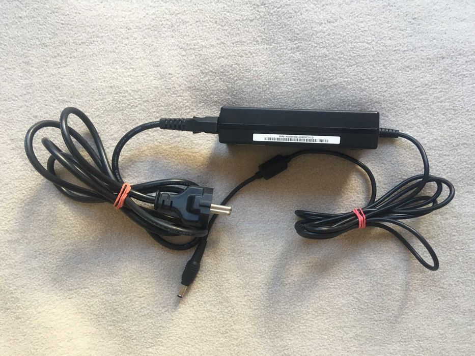 Zasilacz ładowarka TOSHIBA N17908 V85 Oryginał zadbany