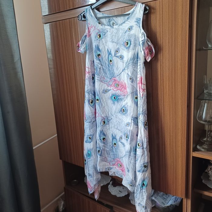 Sukienka w pawie pióra