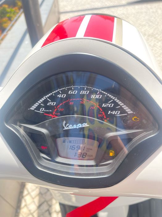 Vespa 300 GTS Racing Sixties