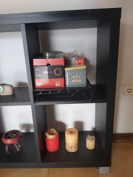 Móvel preto com pés prateados, medidas largura 82cm, altura 88,5cm