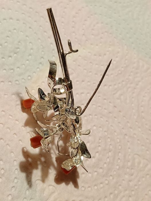 Stara broszka z koralami antykwarycznymi l 80