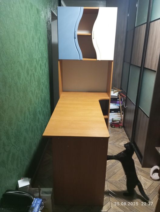 Комп'ютерний стіл