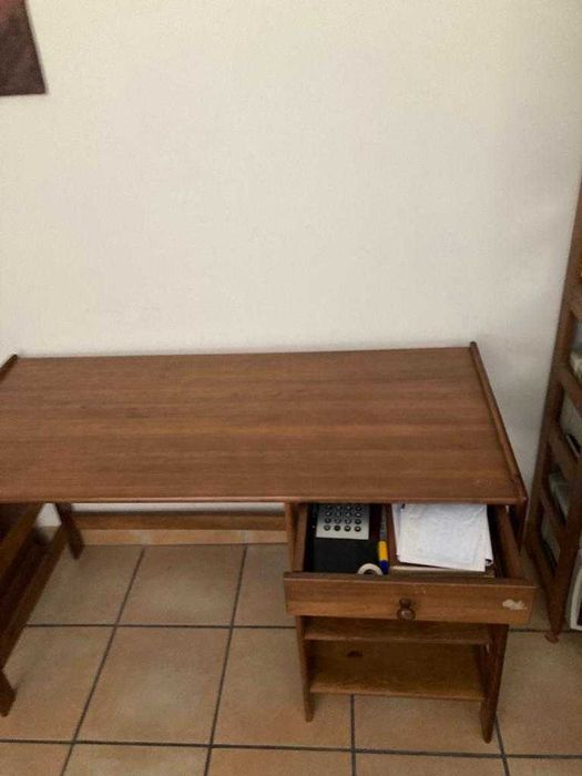 Secretária em Madeira com gaveta64285706844162122