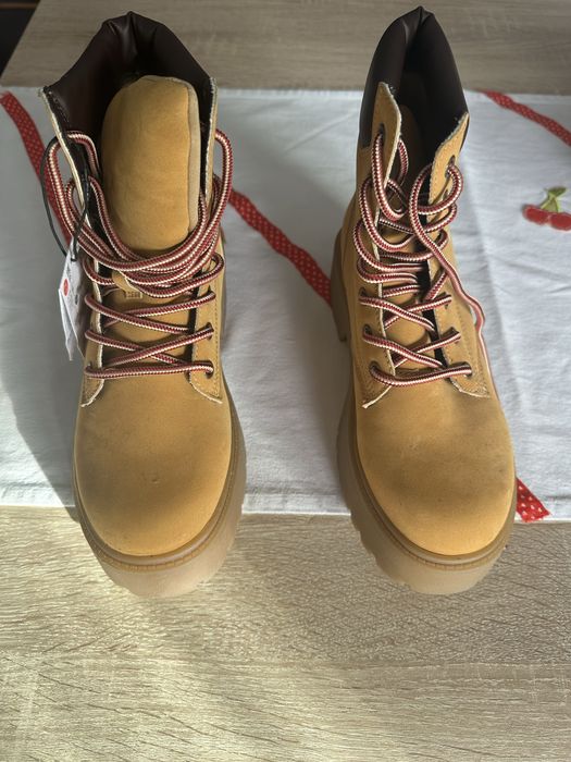 Botas e Sandálias novos