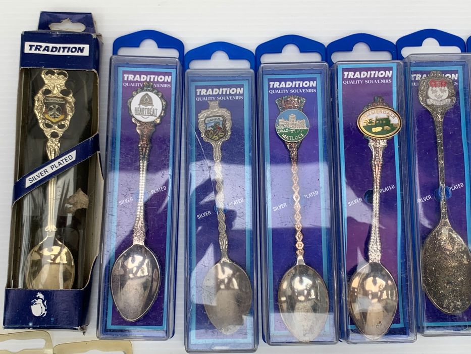 30 Colheres de coleção nas respectivas embalagens