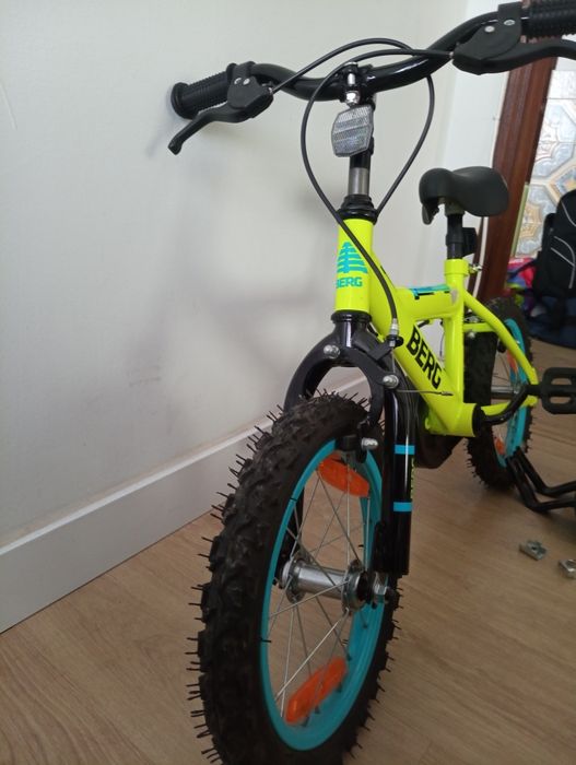 Bicicleta Berg infantil amarela limão com capacete