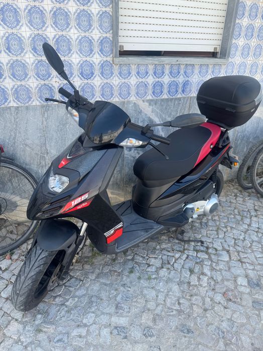 Vende-se Aprilia SR Max 125 i.e.