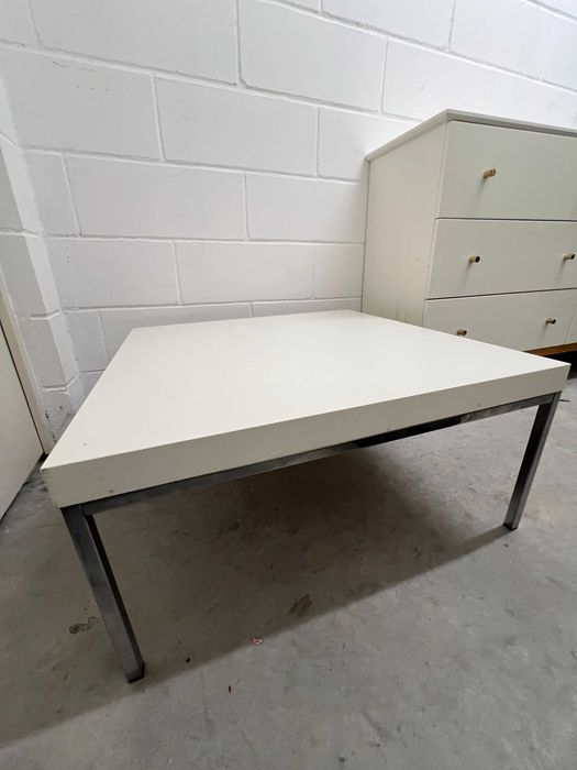 Mesa de Apoio / Centro Branco Minimalista + Estrutura de Metal