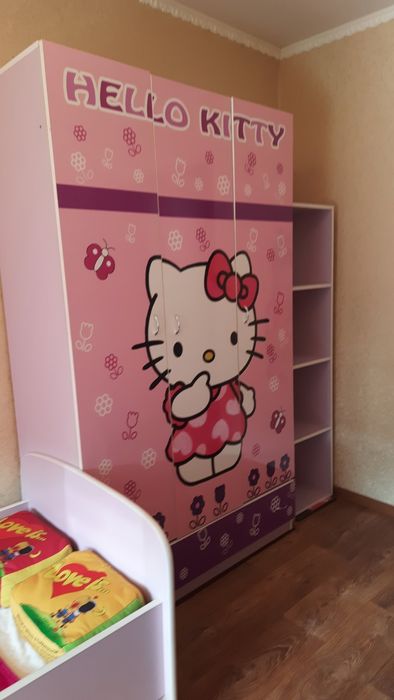 Ліжко, шафа. Меблі Hello Kitty для принцеси