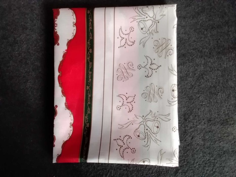 Obrus plamoodporny, wielobarwny.