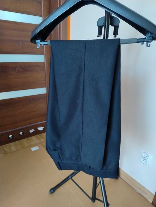 Młodzieżowy Garnitur czarny prążkowany na 170 cm Jak Nowy