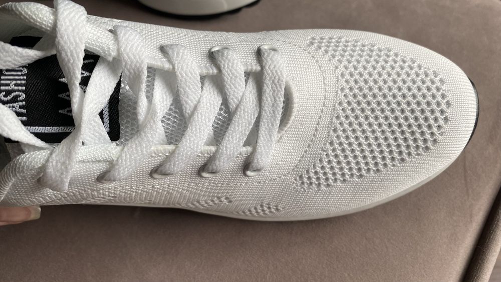 Białe sportowe buty sneakersy lekkie wygodne