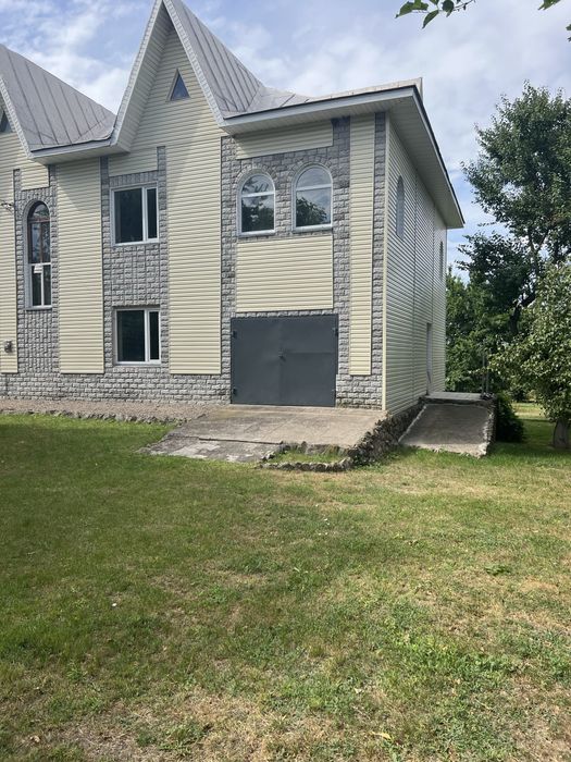 Продажа двоповерхового дуплекса - пів будинку - на Росі