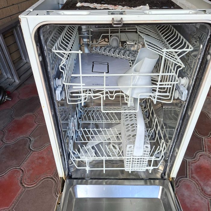 Посудомийна машина Electrolux