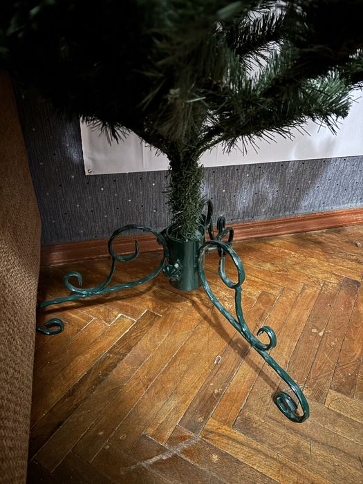 Штучна ялинка разом з підставкою