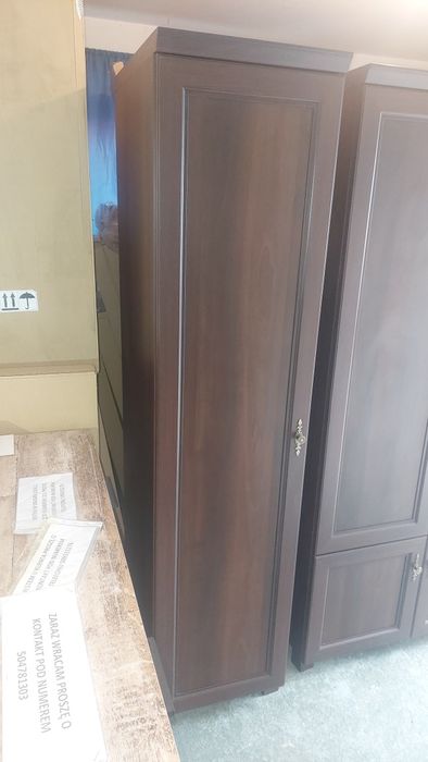 szafa wąska półka i drążek