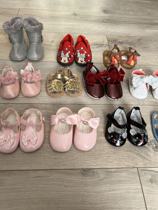 Взуття на дівчинку, пінетки, босоніжки, угги, туфельки, тапочки, кеди