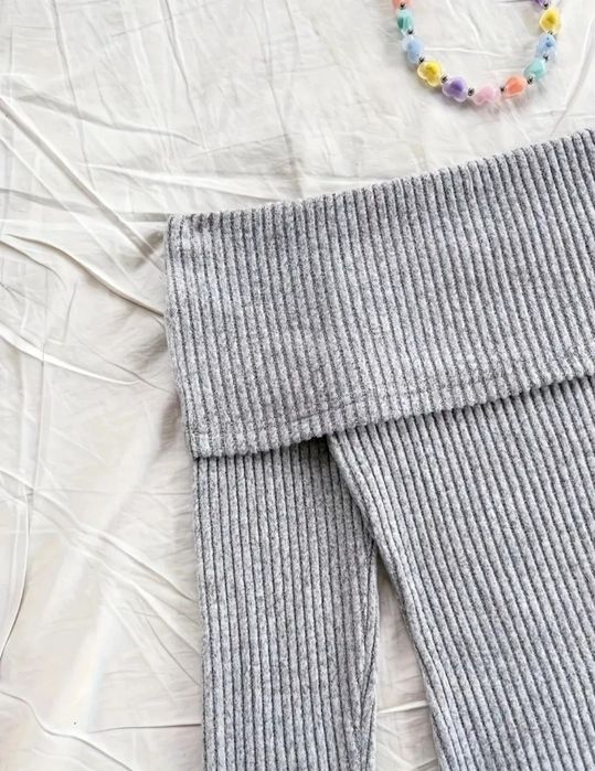 Szary prążkowany kombinezon z długim rękawem