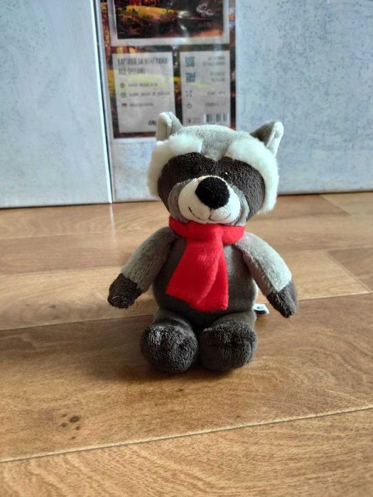 Игрушка мягкая енот kinder с красным шарфом