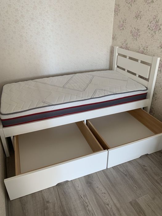 Деревʼяне ліжко з матрасом