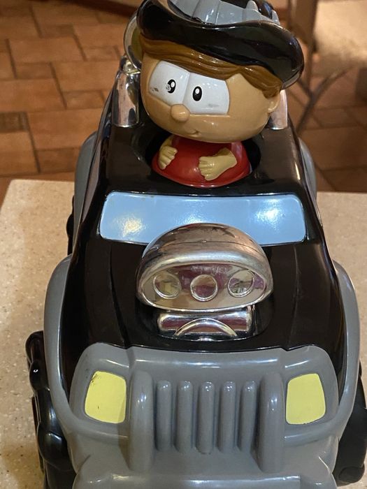 Машина на дистанционном управлении, б/у с музыкой и подсветкойу.