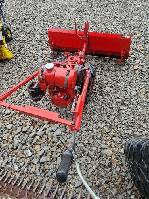 Traktorek MF 70 z osprzętem.