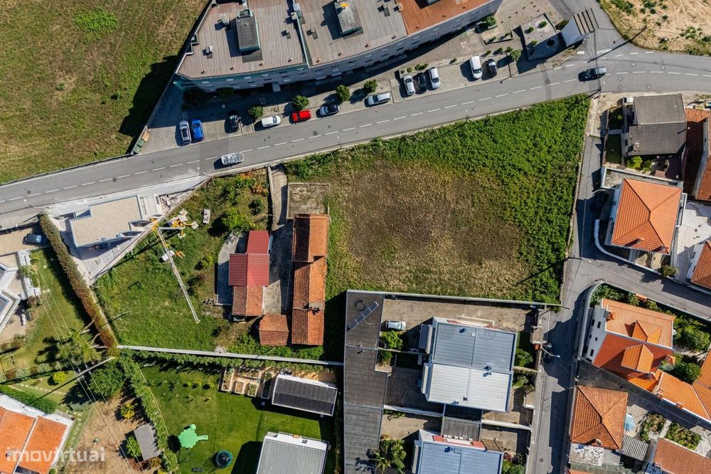 Moradias + Terreno com área total de 3.082 m2 com Potencial de Constru