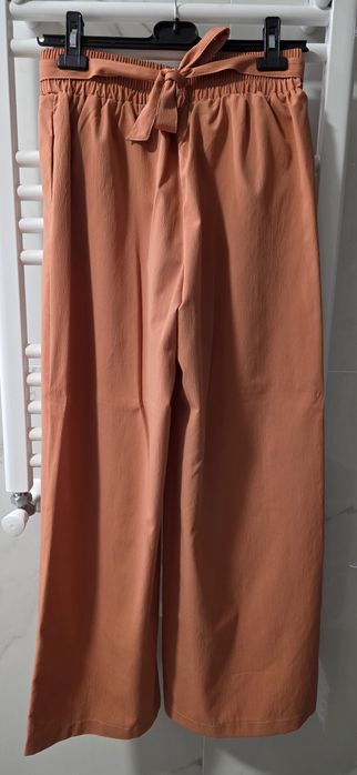 Conjunto top e calças cor de tijolo