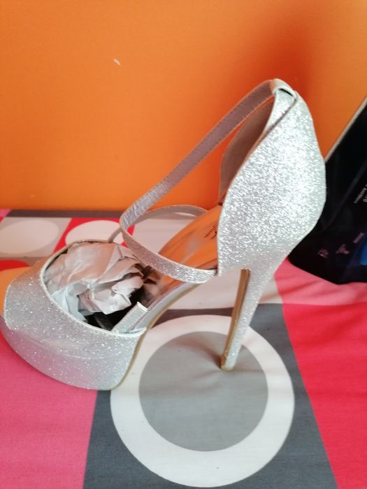 Buty srebrne na koturnie