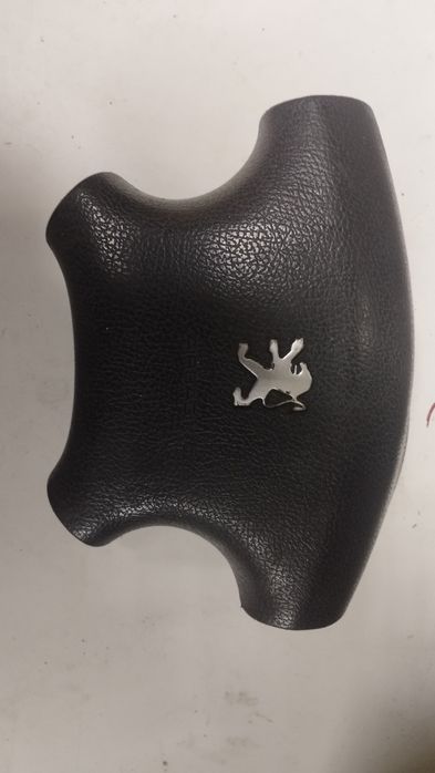 Airbag do volante do Peugeot 306 break.